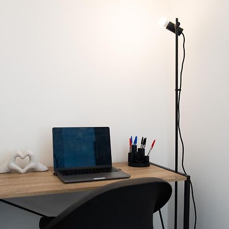 Luxury Studio Apartment In Sutton, London Сътън Екстериор снимка