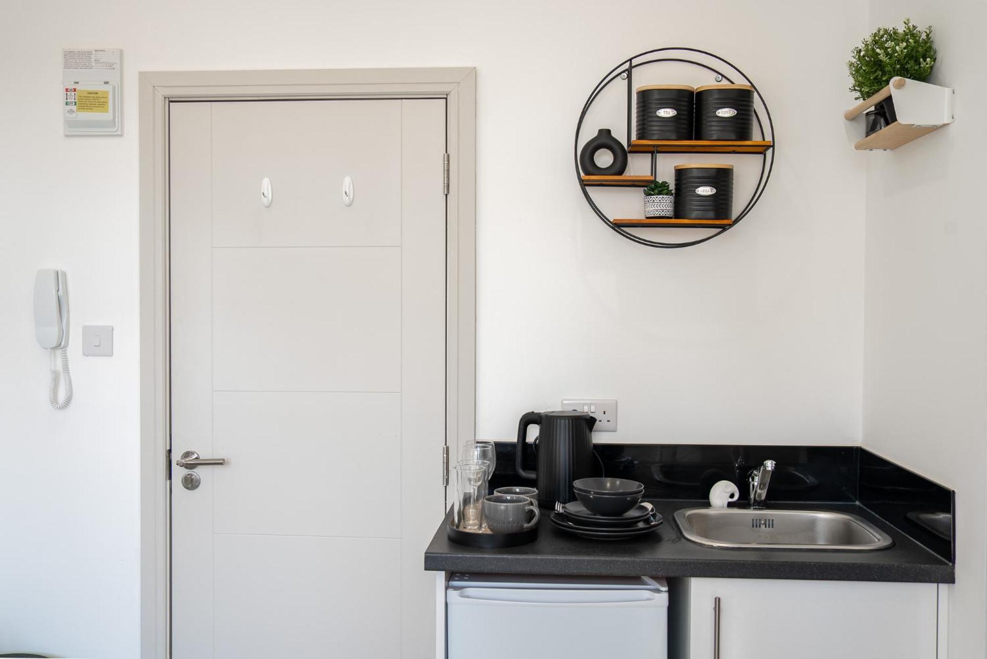 Luxury Studio Apartment In Sutton, London Сътън Екстериор снимка
