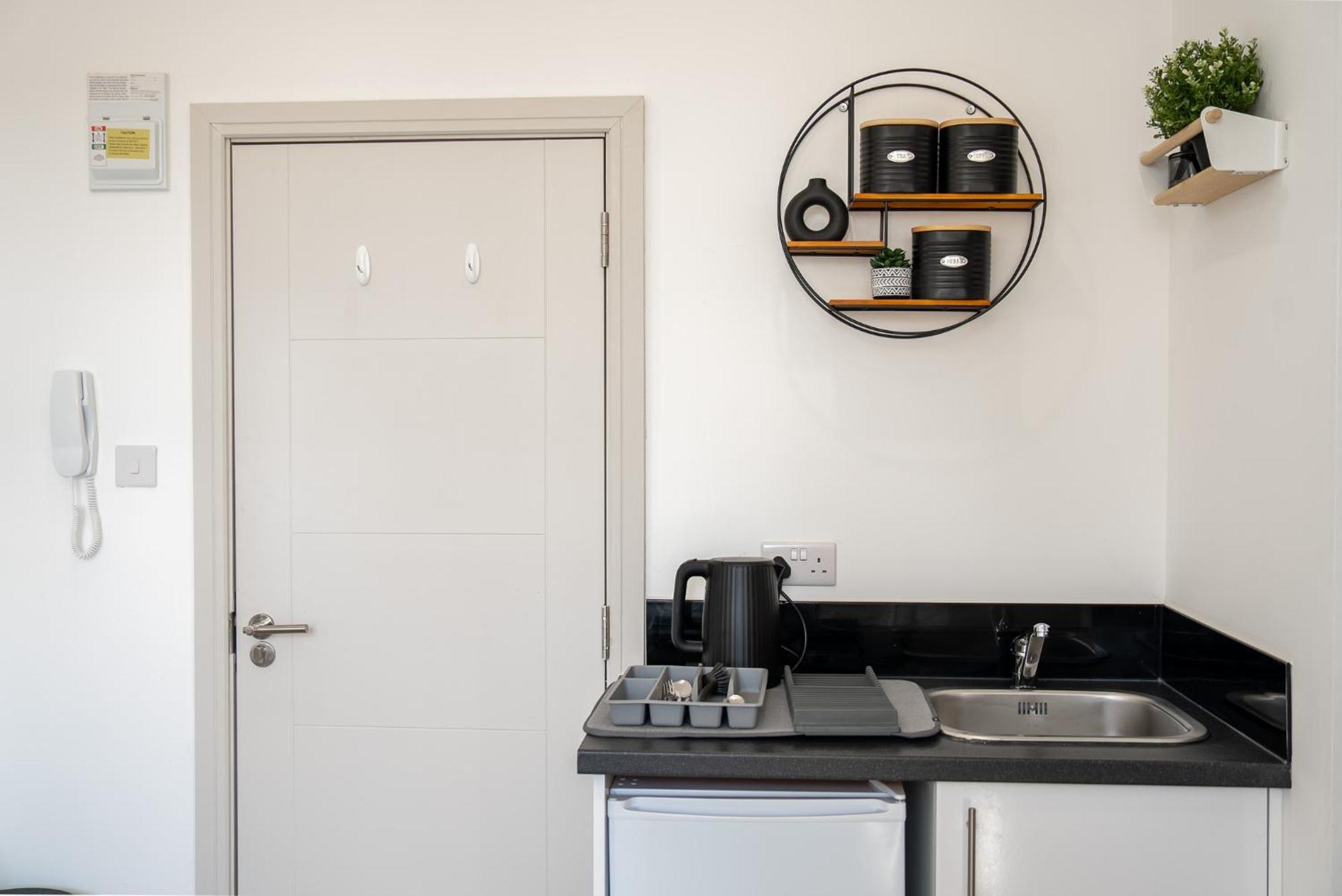 Luxury Studio Apartment In Sutton, London Сътън Екстериор снимка